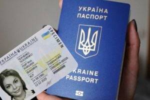Украинцам по-новому меняют паспорта