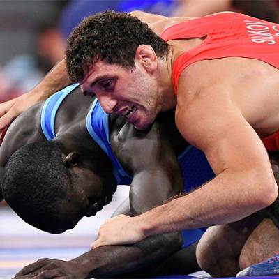 Российский борец Сидаков гарантировал медаль Олимпиады
