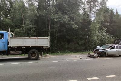 В Тверской области легковушка разбилась о грузовик