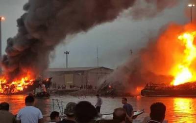 В иранском порту сгорели пять торговых судов