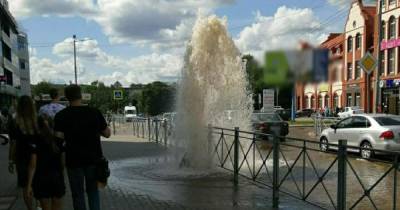 В центре Черняховска прорвало трубу, из-под земли забил фонтан (видео)