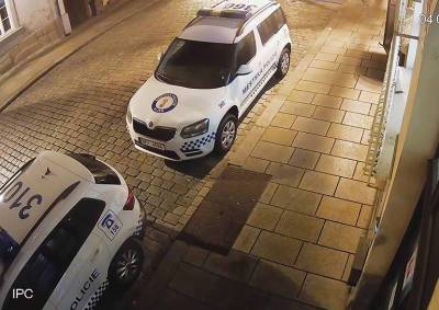 Усатый «вандал» помял полицейскую машину в Чехии: видео