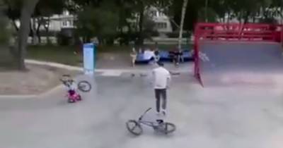 На оставленного матерью в московском скейт-парке ребенка упал велосипед