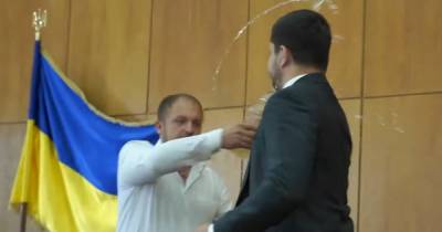 Мэр Конотопа подрался с нардепом от "Слуги народа" и облил его водой (видео)