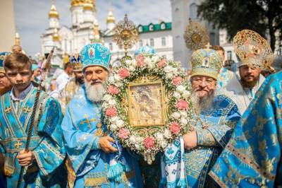 Верующие УПЦ празднуют день Почаевской иконы Богородицы: "Просят об исцелении от смертельных заболеваний"