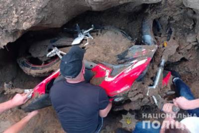 На Житомирщине вор закопал украденный мотоцикл во дворе и озадачил полицейских