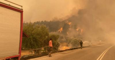 Пожары в Греции: на острове сгорели 150 домов, пламя окружило монастырь с монахами (фото, видео)