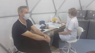 Петербуржцы вновь усомнились в безопасности вакцинации в шатре