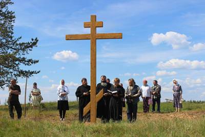 Россияне установили поклонный крест староверам деревни Конецбор