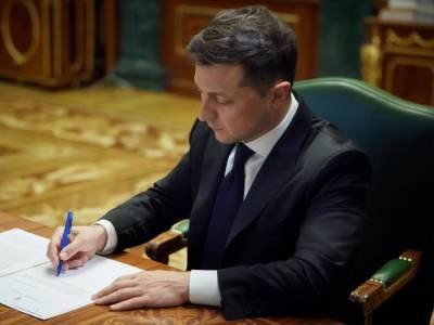 Зеленский подписал закон, ограничивающий размер процентов по кредитам для внутренне перемещенных лиц