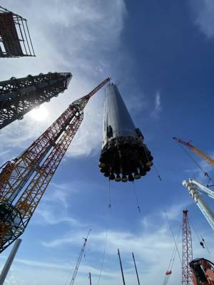 SpaceX подняла огромную сверхтяжелую ракету на стартовую площадку