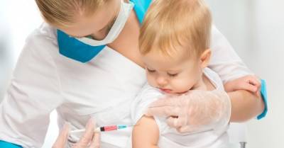 Вылить вакцину, но записать прививку: инфекционист рассказал, сколько стоит купить справку