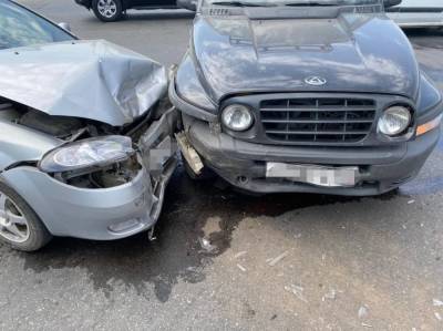 В Уфе столкнулись два встречных автомобиля: пострадали два человека