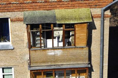 Жительница Екатеринбурга спрыгнула с балкона с ребенком на глазах полиции