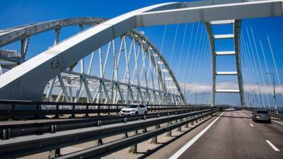 На Крымском мосту закрыли одну полосу из-за дорожной аварии