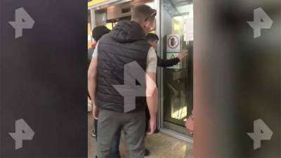 В аэропорту «Шереметьево» ребенка зажали двери лифта