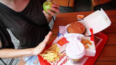 Поддалась искушению: россиянка обвиняет McDonald's в испорченном посте и требует компенсации