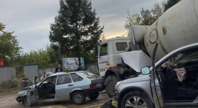 Люди на обочине, авто всмятку: в Ярославле произошло тройное ДТП с бетономешалкой