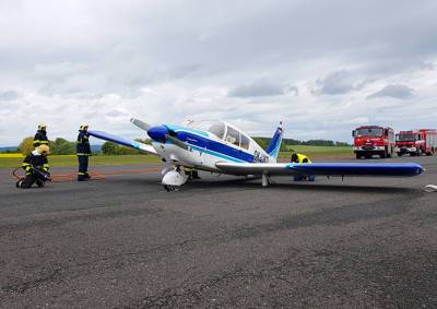 Чешский аэропорт показал видео аварийной посадки самолета