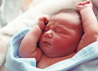 Причины, по которым новорожденный ребенок выгибается дугой и запрокидывает голову