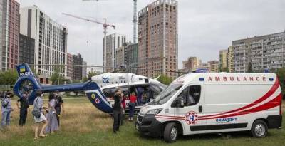 Вертолет Нацполиции доставил в Охматдет тяжелобольного 6-месячного младенца из Ровно