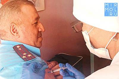 Прокурор Кайтагского района вакцинировался от коронавируса и призвал земляков обезопасить себя