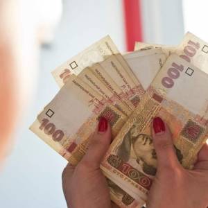 В Украине намерены поднять зарплаты женщинам