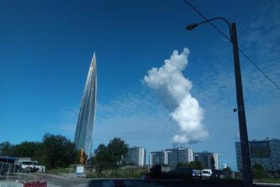 В небе над Петербургом заметили вертикальное облако необычной формы