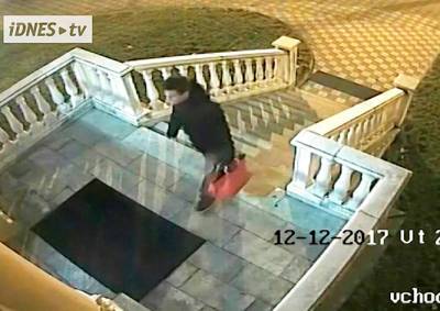 В Чехии неизвестный принес украденную сумку к дверям полиции