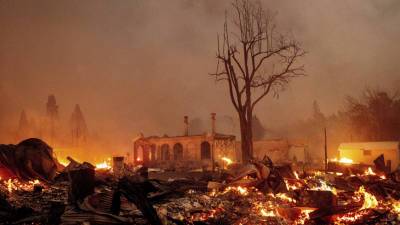 Более 16 тысяч человек покинули свои дома в Калифорнии из-за лесных пожаров