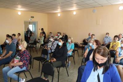 Жители Яблочного спросили у мэра про дороги, автобусы и курсы компьютерной грамотности