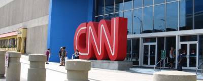 Телеканал CNN уволил трех сотрудников за посещение офиса без прививки