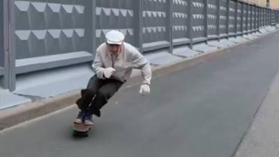 Видео из Сети. Питерский пенсионер 40 лет не расстается со скейтом