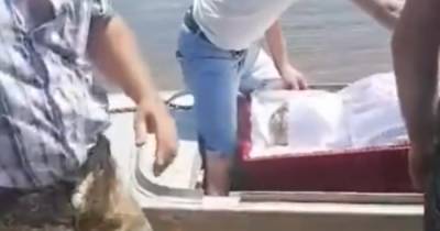 Глава СК взял на контроль дело о перевозке умерших лодками в Приамурье