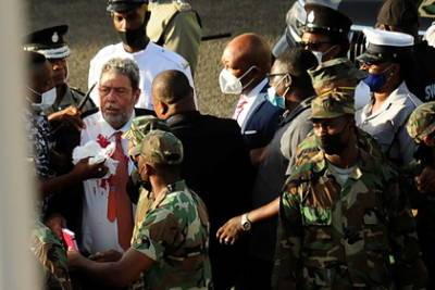 Премьера карибской страны ранили во время протестов - lenta.ru - Барбадос - Сент Винсент и Гренадины