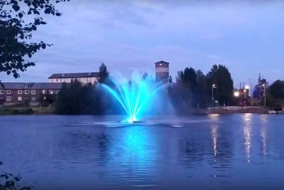 В поселке Карелии установили светящийся фонтан за 1,5 миллиона рублей