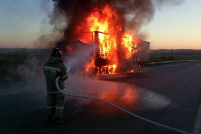 В Ивановской области ночью десять человек тушили загоревшийся автомобиль