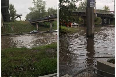 Из-за ливня в Екатеринбурге затопило дороги, машины пришлось выталкивать