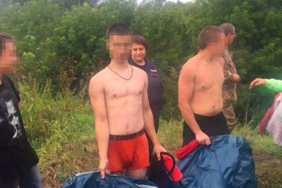 Тульская полиция разыскала без вести пропавших трех молодых людей, уплывших на матрасах