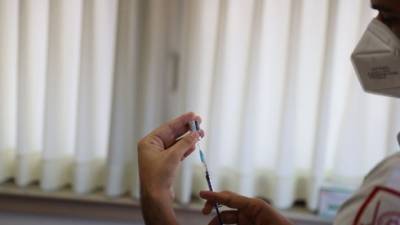 От санкций до подарков: как в Израиле убеждают сделать прививку, но убедить не могут