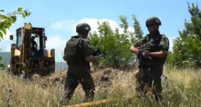 Российские миротворцы очищают сельхозугодья в Мартунинском районе Карабаха