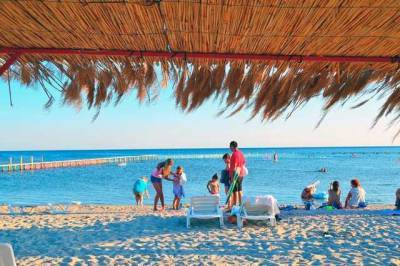 Мусор закапывают прямо на пляжах: появилось правдивое видео отдыха в Одессе