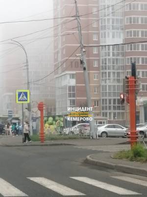 Кемеровчане пожаловались на покосившуюся опору освещения на проспекте Шахтёров