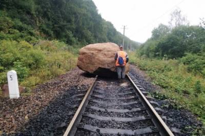 В Хабкрае восстановлено движение на железной дороге после падения камня