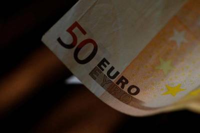 Доллар стабилен относительно евро и иены
