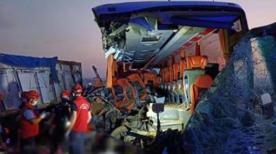 В Турции автобус врезался в грузовик: 9 жертв, десятки пострадавших