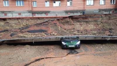 Подпорная стена обрушилась на припаркованные машины в Красноярске
