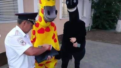 В Анапе два жирафа "кидали" туристов на деньги