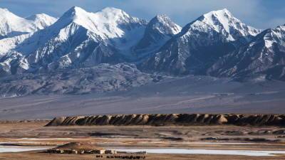 Отправившийся на поиски российского альпиниста вертолет разбился в горах Памира