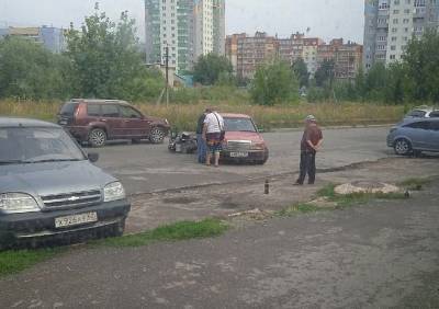 На улице Зубковой столкнулись легковушка и мотоцикл